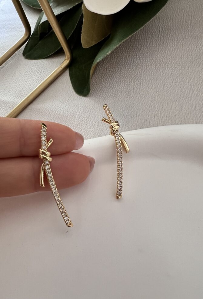 Özel Seri Tek Sıra Taş Düğüm Küpe (4 cm)