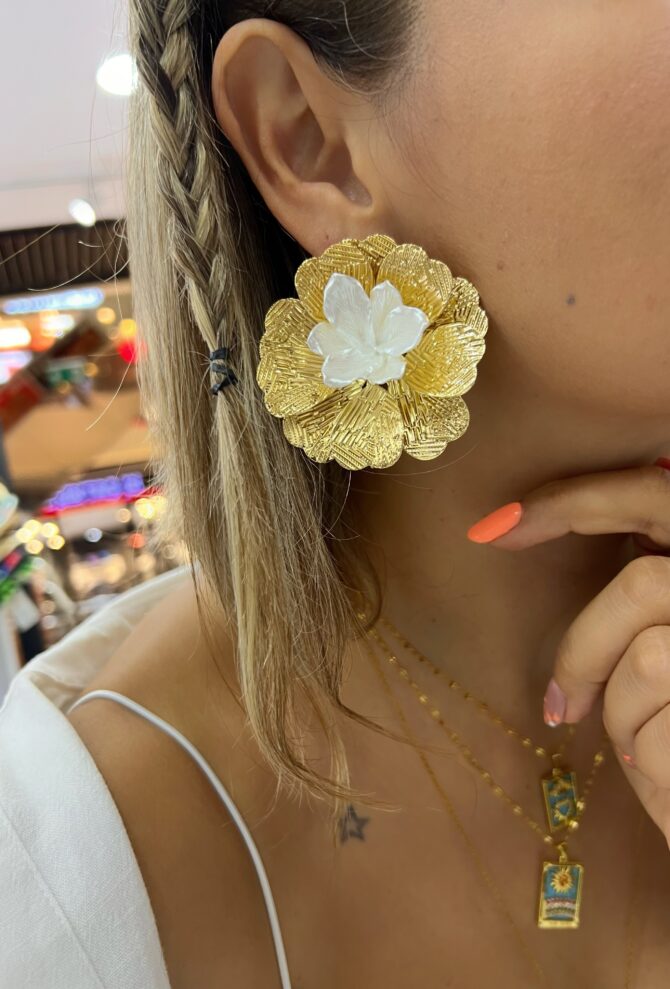 Ortası Beyaz Gold Plaka Manolya Küpe - Görsel 2