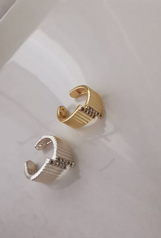 Ortası Zirkon Taşlı Zikzak Model Kıkırdak Küpe