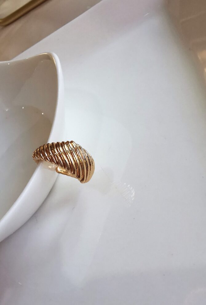 Yüzeyi Çizgili Gold Kıkırdak Küpe